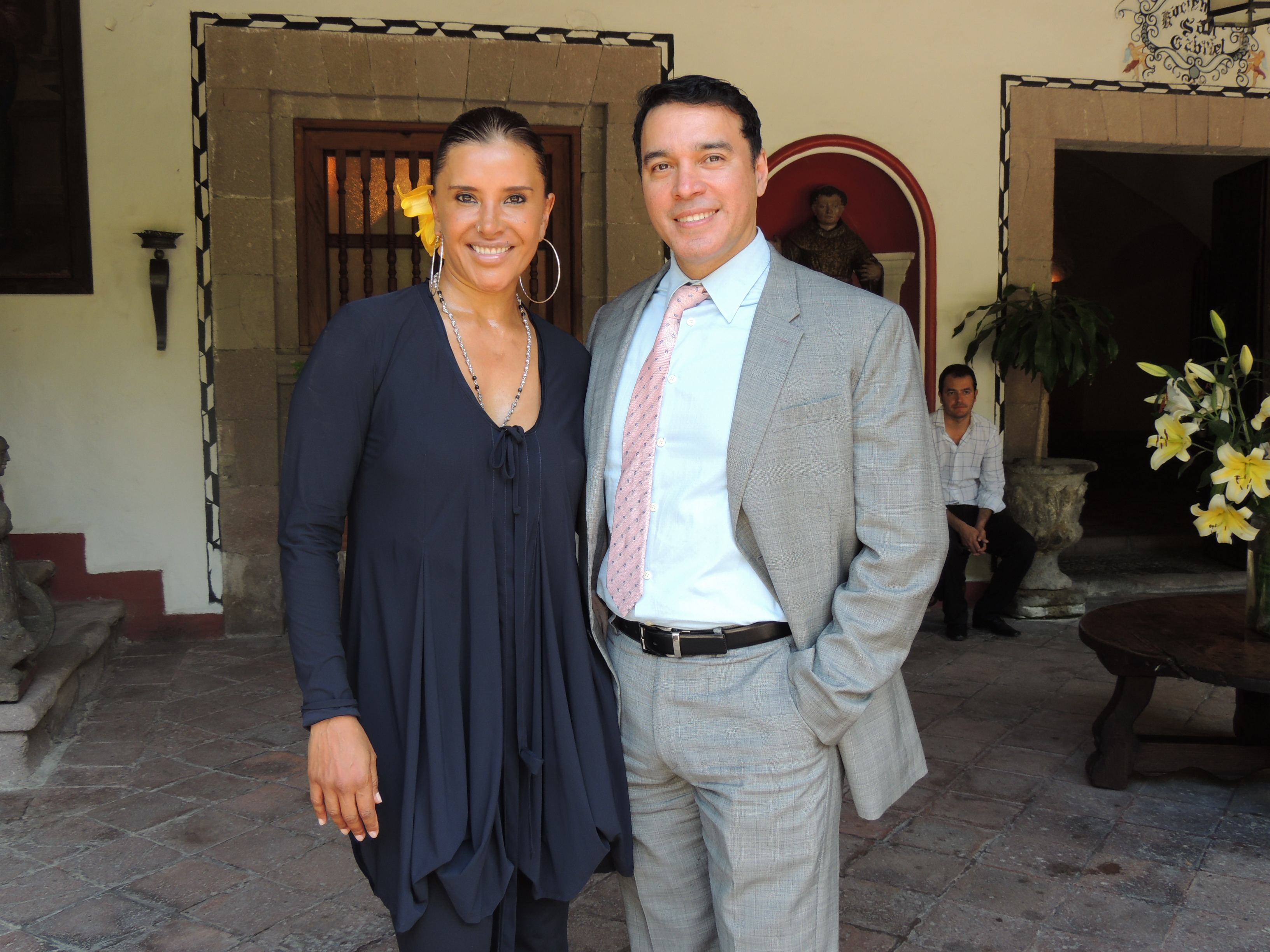 Elisa Salinas junto con Alberto Santini, director de telenovelas y de Azteca 13