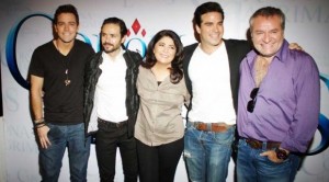 De derecha a izquierda, José Alberto Castro, productor, Victoria Ruffo, protagonista de la telenovela y parte del elenco