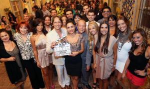 Itahisa Machado, Guy Ecker y Lorena Rojas, junto con el elenco en el claquetazo del primer capítulo